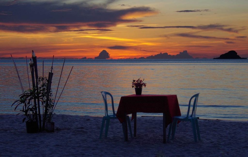 Dinner at the seashore in Phuket beach | Romantic holidays in Thailand